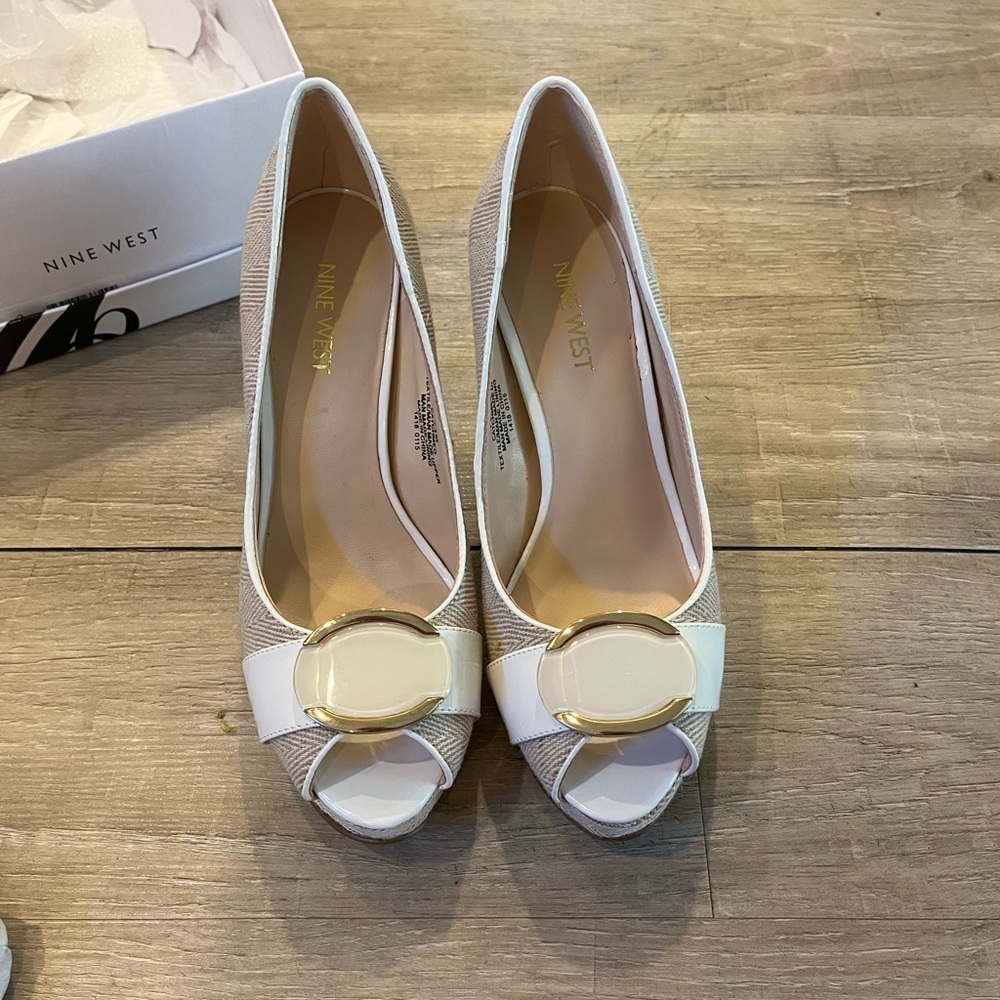 NIB Nine West Catchmeo Tan and White Peep Toe stiletto heels 7.5 - Picture 5 of 16